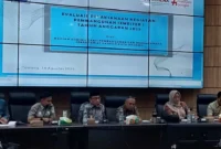 Wawako Padang Maigus Nasir saat Rapat Evaluasi Pelaksanaan Kegiatan Pembangunan Semester I 2025 di Ruang Abu Bakar Ja’ar, Balai Kota Aie Pacah, Kamis (14/8/2025). (Foto: Diskominfo Padang)
