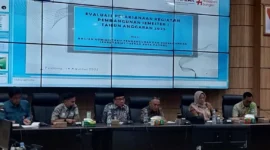 Wawako Padang Maigus Nasir saat Rapat Evaluasi Pelaksanaan Kegiatan Pembangunan Semester I 2025 di Ruang Abu Bakar Ja’ar, Balai Kota Aie Pacah, Kamis (14/8/2025). (Foto: Diskominfo Padang)