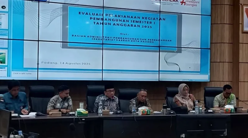 Wawako Padang Maigus Nasir saat Rapat Evaluasi Pelaksanaan Kegiatan Pembangunan Semester I 2025 di Ruang Abu Bakar Ja’ar, Balai Kota Aie Pacah, Kamis (14/8/2025). (Foto: Diskominfo Padang)