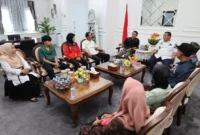 Wali Kota Pariaman, Yota Balad menerima dua atlet muda Pariaman yang akan mewakili Indonesia pada Sea Games 2025 dan Asian Youth Games 2025 di ruang kerjanya, Rabu (13/8/2025). (Foto: Kominfo Pariaman)