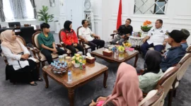 Wali Kota Pariaman, Yota Balad menerima dua atlet muda Pariaman yang akan mewakili Indonesia pada Sea Games 2025 dan Asian Youth Games 2025 di ruang kerjanya, Rabu (13/8/2025). (Foto: Kominfo Pariaman)