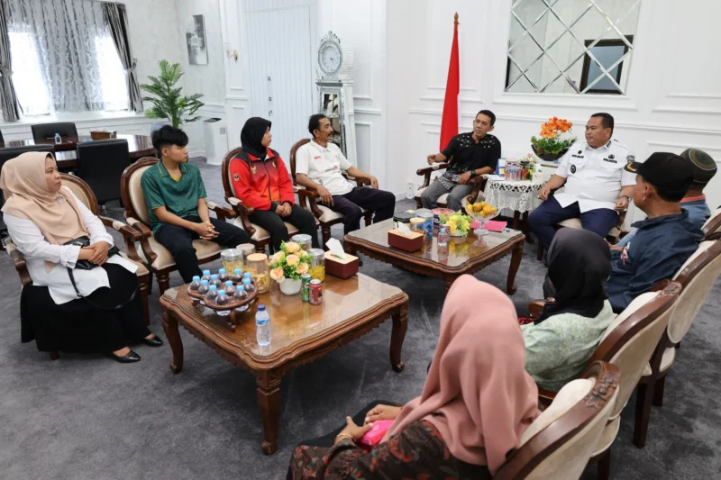 Wali Kota Pariaman, Yota Balad menerima dua atlet muda Pariaman yang akan mewakili Indonesia pada Sea Games 2025 dan Asian Youth Games 2025 di ruang kerjanya, Rabu (13/8/2025). (Foto: Kominfo Pariaman)
