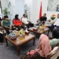 Wali Kota Pariaman, Yota Balad menerima dua atlet muda Pariaman yang akan mewakili Indonesia pada Sea Games 2025 dan Asian Youth Games 2025 di ruang kerjanya, Rabu (13/8/2025). (Foto: Kominfo Pariaman)