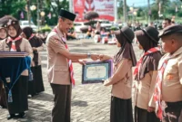 Wakil Bupati Solsel, H. Yulian Efi memberikan penghargaan kepada anggota Pramuka, Kamis (14/8/2025). (Foto: Humas Pemkab Solsel)