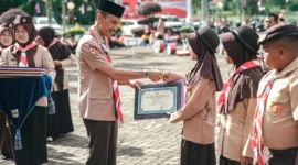 Wakil Bupati Solsel, H. Yulian Efi memberikan penghargaan kepada anggota Pramuka, Kamis (14/8/2025). (Foto: Humas Pemkab Solsel)