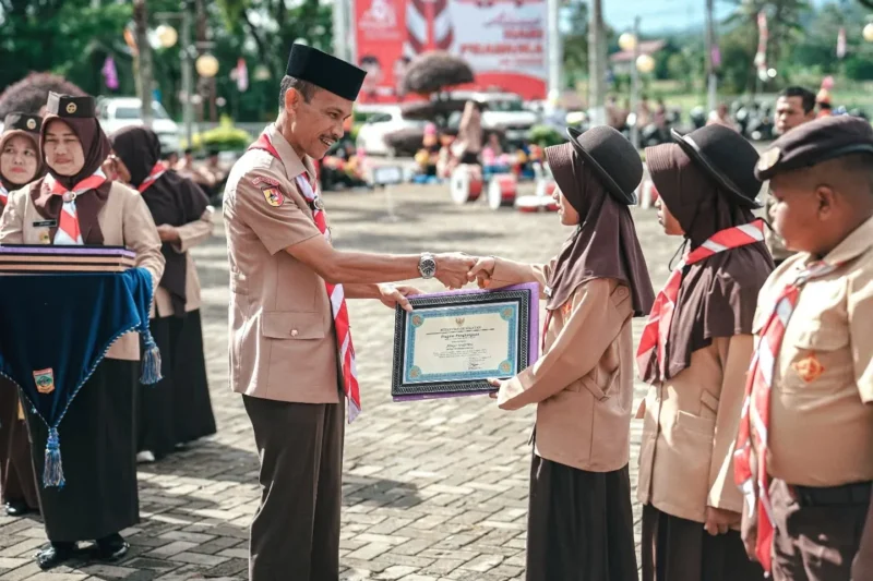 Wakil Bupati Solsel, H. Yulian Efi memberikan penghargaan kepada anggota Pramuka, Kamis (14/8/2025). (Foto: Humas Pemkab Solsel)