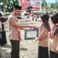 Wakil Bupati Solsel, H. Yulian Efi memberikan penghargaan kepada anggota Pramuka, Kamis (14/8/2025). (Foto: Humas Pemkab Solsel)