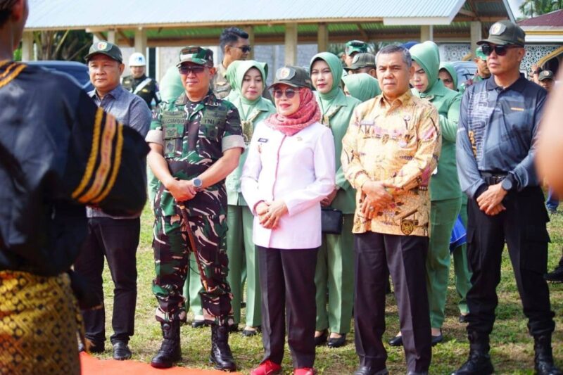 Program TMMD ke-125 resmi ditutup di Nagari Sungai Kambut, Kecamatan Pulau Punjung, Rabu (21/8). (Foto: Pemkab Dharmasraya)