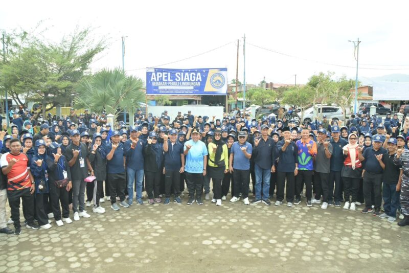 Wawako Padang Maigus Nasir menghadiri Apel Siaga Gerakan Peduli Lingkungan yang digelar DPD Partai NasDem Padang di kawasan Monumen Merpati Perdamaian, Minggu (3/8/2025). (Foto: Prokopim Padang)