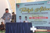 Wawako Padang Maigus Nasir memberikan sambutan dalam Tabligh Akbar yang dirangkaikan dengan Wirid Bulanan ASN, serta peringatan HJK Padang ke-356, di Masjid Agung Nurul Iman, Jumat (1/8/2025). (Foto: Prokopim Padang)