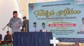 Wawako Padang Maigus Nasir memberikan sambutan dalam Tabligh Akbar yang dirangkaikan dengan Wirid Bulanan ASN, serta peringatan HJK Padang ke-356, di Masjid Agung Nurul Iman, Jumat (1/8/2025). (Foto: Prokopim Padang)