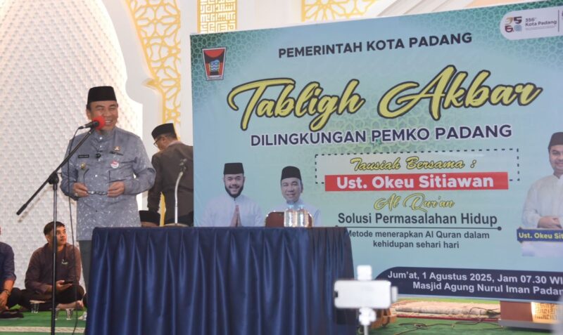 Wawako Padang Maigus Nasir memberikan sambutan dalam Tabligh Akbar yang dirangkaikan dengan Wirid Bulanan ASN, serta peringatan HJK Padang ke-356, di Masjid Agung Nurul Iman, Jumat (1/8/2025). (Foto: Prokopim Padang)