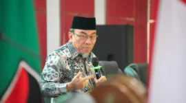 Wakil Wali Kota Padang Maigus Nasir menjadi pemateri Lokakarya MAN 3 Padang Plus Keterampilan bagi para GTK di Ruang Bagindo Aziz Chan, Balai Kota Padang, Aie Pacah, Kamis (14/8/2025). (Foto: Prokopim Padang)