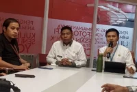 Ketua Panitia HJK Padang ke-356, Didi Aryadi didampingi Kepala Dispar Padang, Yudi Indra Syani memaparkan rangkaian kegiatan perayaan HJK Padang ke-356 di Gedung Youth Center, Jumat (1/8/2025). (Foto: Eko Syaf)
