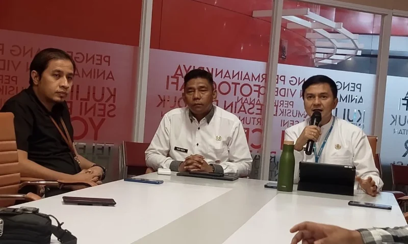 Ketua Panitia HJK Padang ke-356, Didi Aryadi didampingi Kepala Dispar Padang, Yudi Indra Syani memaparkan rangkaian kegiatan perayaan HJK Padang ke-356 di Gedung Youth Center, Jumat (1/8/2025). (Foto: Eko Syaf)