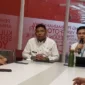 Ketua Panitia HJK Padang ke-356, Didi Aryadi didampingi Kepala Dispar Padang, Yudi Indra Syani memaparkan rangkaian kegiatan perayaan HJK Padang ke-356 di Gedung Youth Center, Jumat (1/8/2025). (Foto: Eko Syaf)