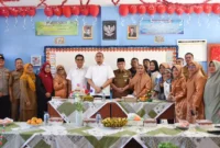 Wakil Wali Kota Padang Maigus Nasir mendampingi Wakil Ketua Komisi VI DPR-RI Andre Rosiade meninjau pelaksanaan MBG di SDN 24 Ujung Gurun, Selasa (12/8/2025). (Foto: Prokopim Padang)