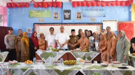 Wakil Wali Kota Padang Maigus Nasir mendampingi Wakil Ketua Komisi VI DPR-RI Andre Rosiade meninjau pelaksanaan MBG di SDN 24 Ujung Gurun, Selasa (12/8/2025). (Foto: Prokopim Padang)