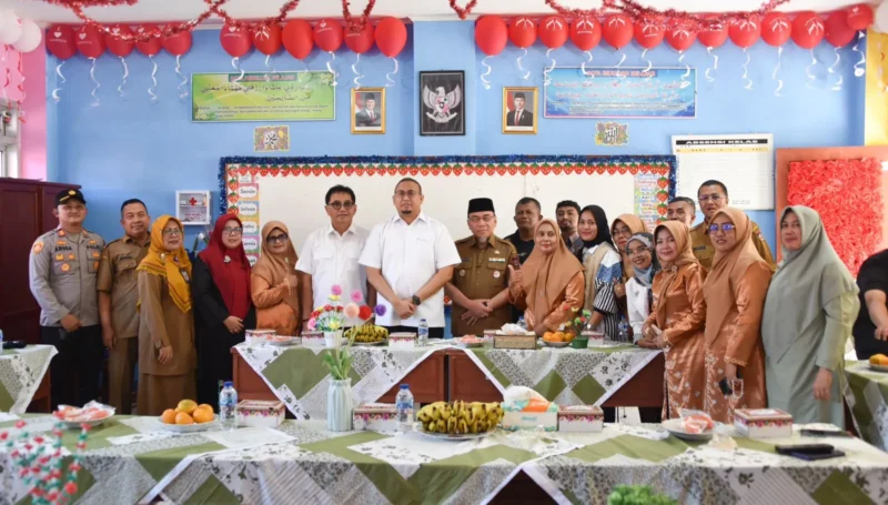 Wakil Wali Kota Padang Maigus Nasir mendampingi Wakil Ketua Komisi VI DPR-RI Andre Rosiade meninjau pelaksanaan MBG di SDN 24 Ujung Gurun, Selasa (12/8/2025). (Foto: Prokopim Padang)