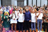 Wali Kota Padang Fadly Amran resmi menutup Mubes dan Reuni Akbar Alumni Lintas Angkatan SMPN 2 Padang di Hotel Truntum, Minggu (3/8/2025). (Foto: Prokopim Padang)