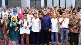 Wali Kota Padang Fadly Amran resmi menutup Mubes dan Reuni Akbar Alumni Lintas Angkatan SMPN 2 Padang di Hotel Truntum, Minggu (3/8/2025). (Foto: Prokopim Padang)