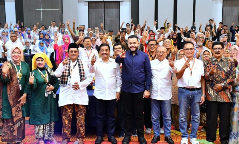 Wali Kota Padang Fadly Amran resmi menutup Mubes dan Reuni Akbar Alumni Lintas Angkatan SMPN 2 Padang di Hotel Truntum, Minggu (3/8/2025). (Foto: Prokopim Padang)