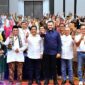 Wali Kota Padang Fadly Amran resmi menutup Mubes dan Reuni Akbar Alumni Lintas Angkatan SMPN 2 Padang di Hotel Truntum, Minggu (3/8/2025). (Foto: Prokopim Padang)