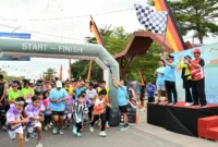 Wakil Wali Kota Padang Maigus Nasir melepas peserta Fun Run di depan Taman Edukasi Bencana, Pantai Cimpago, Minggu (3/8/2025). (Foto: Prokopim Padang)