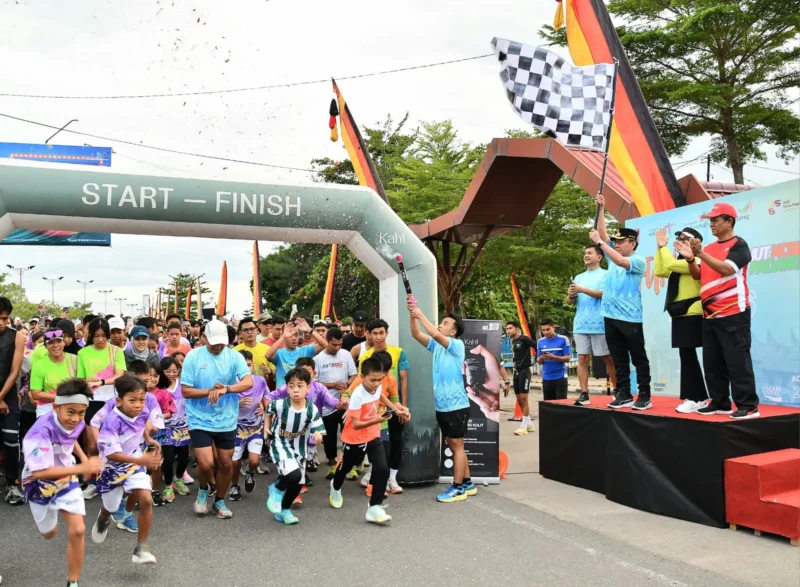 Wakil Wali Kota Padang Maigus Nasir melepas peserta Fun Run di depan Taman Edukasi Bencana, Pantai Cimpago, Minggu (3/8/2025). (Foto: Prokopim Padang)
