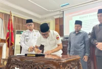 Pemko Bukittinggi bersama DPRD menandatangani nota kesepakatan terkait Rancangan Perubahan KUA–PPAS APBD 2025 dan Raperda RPJMD 2025–2029 dalam rapat paripurna, Rabu (13/8/2025). (Foto: Pemko Bukittinggi)