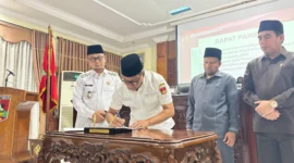 Pemko Bukittinggi bersama DPRD menandatangani nota kesepakatan terkait Rancangan Perubahan KUA–PPAS APBD 2025 dan Raperda RPJMD 2025–2029 dalam rapat paripurna, Rabu (13/8/2025). (Foto: Pemko Bukittinggi)