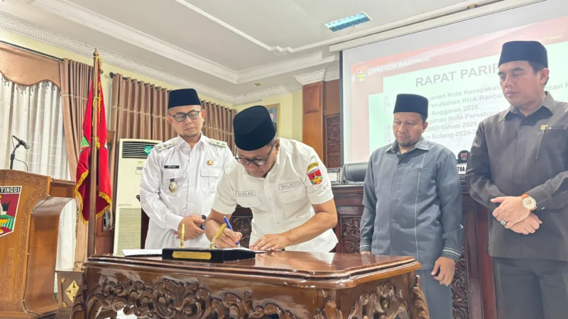 Pemko Bukittinggi bersama DPRD menandatangani nota kesepakatan terkait Rancangan Perubahan KUA–PPAS APBD 2025 dan Raperda RPJMD 2025–2029 dalam rapat paripurna, Rabu (13/8/2025). (Foto: Pemko Bukittinggi)