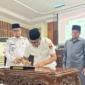Pemko Bukittinggi bersama DPRD menandatangani nota kesepakatan terkait Rancangan Perubahan KUA–PPAS APBD 2025 dan Raperda RPJMD 2025–2029 dalam rapat paripurna, Rabu (13/8/2025). (Foto: Pemko Bukittinggi)