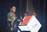 Wali Kota Padang Fadly Amran bersama Ketua DPRD Padang Muharlion meluncurkan “Taste of Padang Experience” di Gedung Youth Center, Minggu (3/8/2025). 