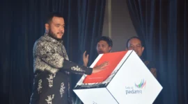 Wali Kota Padang Fadly Amran bersama Ketua DPRD Padang Muharlion meluncurkan “Taste of Padang Experience” di Gedung Youth Center, Minggu (3/8/2025). 