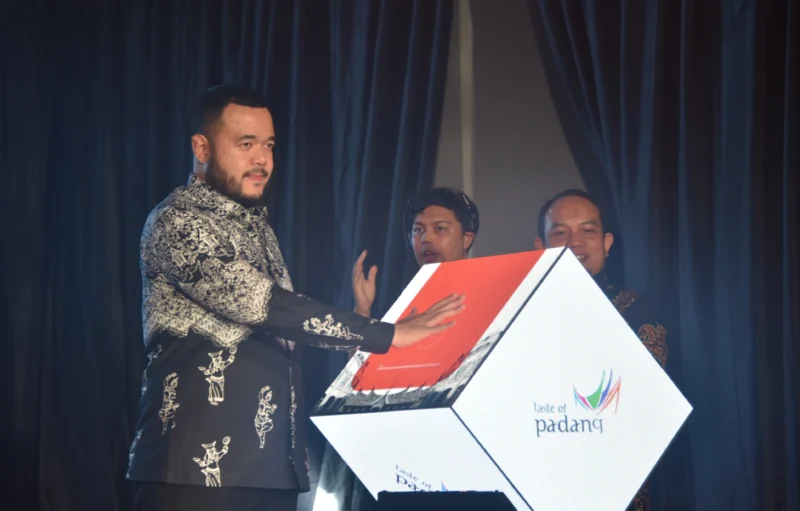 Wali Kota Padang Fadly Amran bersama Ketua DPRD Padang Muharlion meluncurkan “Taste of Padang Experience” di Gedung Youth Center, Minggu (3/8/2025). 
