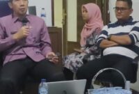 Kepala BKPSDM Pessel, Yoski Wandri (kiri) didampingi Kepala Dinas Kominfo Pessel, Wendi saat menyampaikan arahan. (Foto: Dok Kominfo)