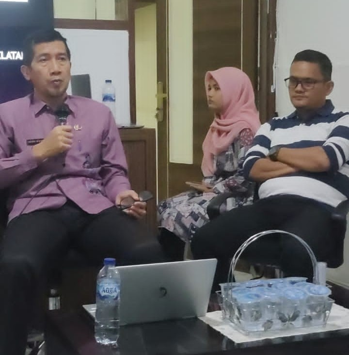 Kepala BKPSDM Pessel, Yoski Wandri (kiri) didampingi Kepala Dinas Kominfo Pessel, Wendi saat menyampaikan arahan. (Foto: Dok Kominfo)
