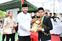 Wali Kota Padang, Fadly Amran memimpin prosesi Wisuda Akbar Pondok Tahfiz Daarul Quran Padang 2025 di Lapangan Serbaguna Komplek Dangau Teduh, Kelurahan Cangkeh Nan XX, Kecamatan Lubeg, Minggu (10/8/2025). (Foto: Prokopim Padang)