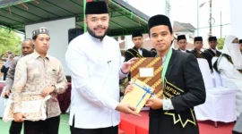 Wali Kota Padang, Fadly Amran memimpin prosesi Wisuda Akbar Pondok Tahfiz Daarul Quran Padang 2025 di Lapangan Serbaguna Komplek Dangau Teduh, Kelurahan Cangkeh Nan XX, Kecamatan Lubeg, Minggu (10/8/2025). (Foto: Prokopim Padang)
