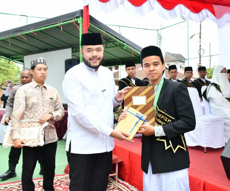 Wali Kota Padang, Fadly Amran memimpin prosesi Wisuda Akbar Pondok Tahfiz Daarul Quran Padang 2025 di Lapangan Serbaguna Komplek Dangau Teduh, Kelurahan Cangkeh Nan XX, Kecamatan Lubeg, Minggu (10/8/2025). (Foto: Prokopim Padang)