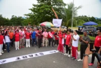 Bupati Padang Pariaman Bupati John Kenedy Azis melepas Gerak Jalan Santai Jantung Sehat, Rabu (13/8/2025). (Foto: Kominfo Padang Pariaman)