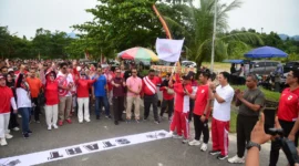 Bupati Padang Pariaman Bupati John Kenedy Azis melepas Gerak Jalan Santai Jantung Sehat, Rabu (13/8/2025). (Foto: Kominfo Padang Pariaman)