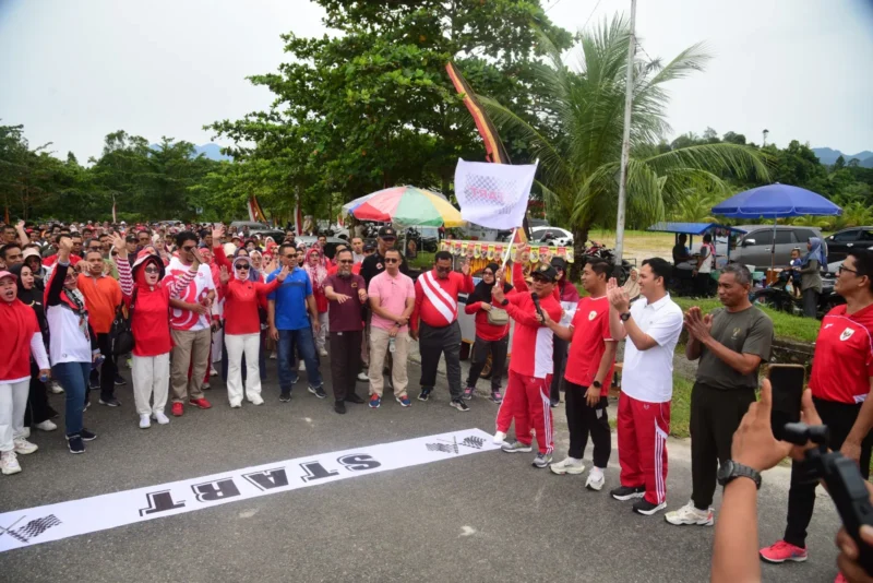 Bupati Padang Pariaman Bupati John Kenedy Azis melepas Gerak Jalan Santai Jantung Sehat, Rabu (13/8/2025). (Foto: Kominfo Padang Pariaman)