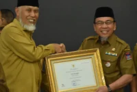 Gubernur Sumbar Mahyeldi menyerahkan penghargaan dari Kementerian Kebudayaan kepada Wakil Wali Kota Padang Maigus Nasir. (Foto: Prokopim Padang)