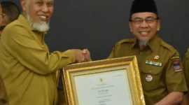 Gubernur Sumbar Mahyeldi menyerahkan penghargaan dari Kementerian Kebudayaan kepada Wakil Wali Kota Padang Maigus Nasir. (Foto: Prokopim Padang)