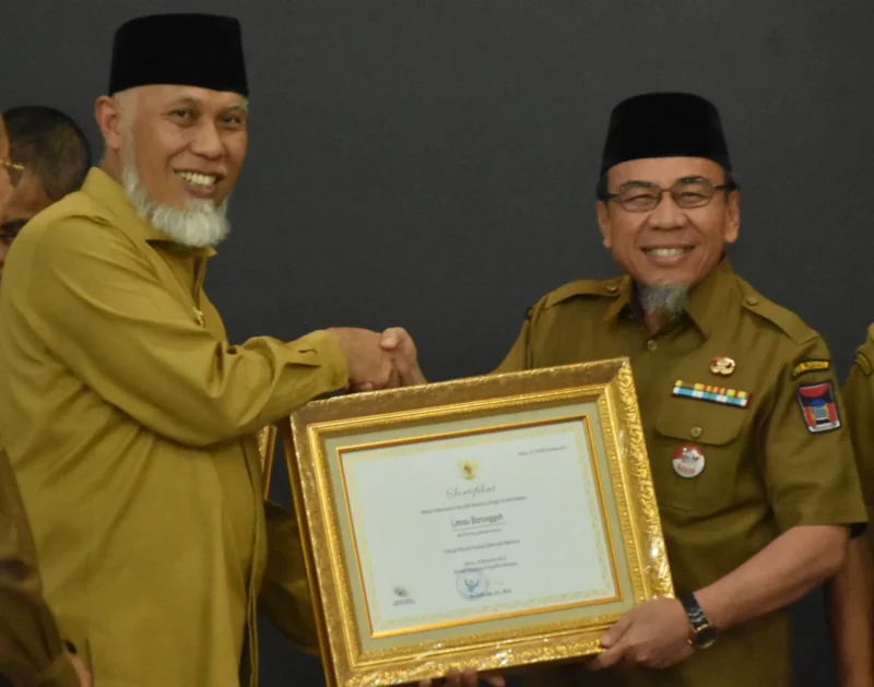Gubernur Sumbar Mahyeldi menyerahkan penghargaan dari Kementerian Kebudayaan kepada Wakil Wali Kota Padang Maigus Nasir. (Foto: Prokopim Padang)