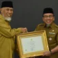 Gubernur Sumbar Mahyeldi menyerahkan penghargaan dari Kementerian Kebudayaan kepada Wakil Wali Kota Padang Maigus Nasir. (Foto: Prokopim Padang)