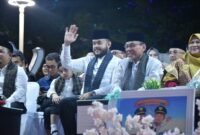 Wali Kota Padang Fadly Amran dan Wakil Wali Kota Maigus Nasir menyaksikan Pawai Telong-Telong yang melintas di depan Gedung Bagindo Aziz Chan Youth Center, Rabu malam (6/8/2025). 