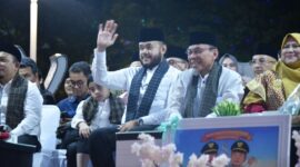 Wali Kota Padang Fadly Amran dan Wakil Wali Kota Maigus Nasir menyaksikan Pawai Telong-Telong yang melintas di depan Gedung Bagindo Aziz Chan Youth Center, Rabu malam (6/8/2025). 